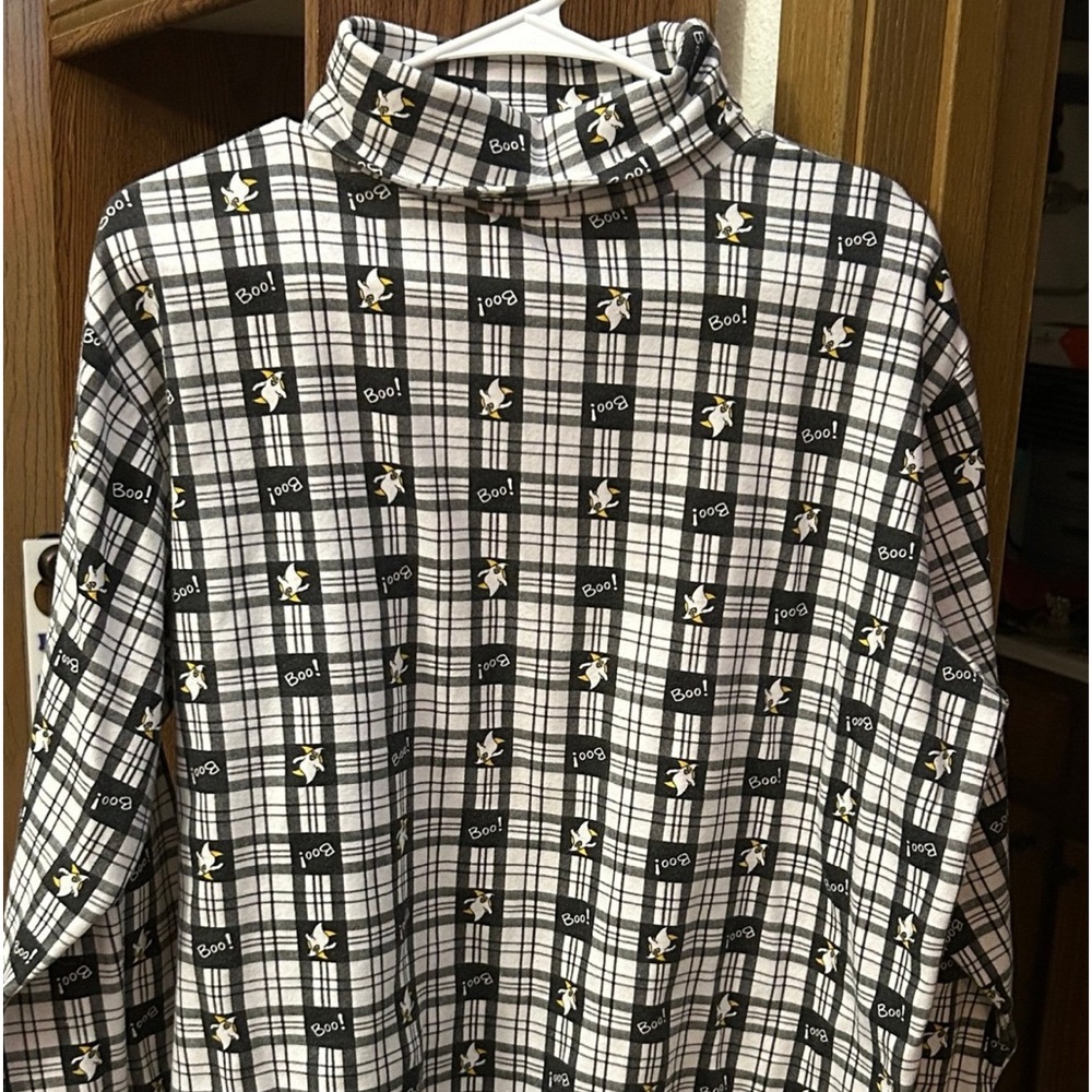 Women’s vintage Halloween turtleneck. Black and white with ghosts and boo